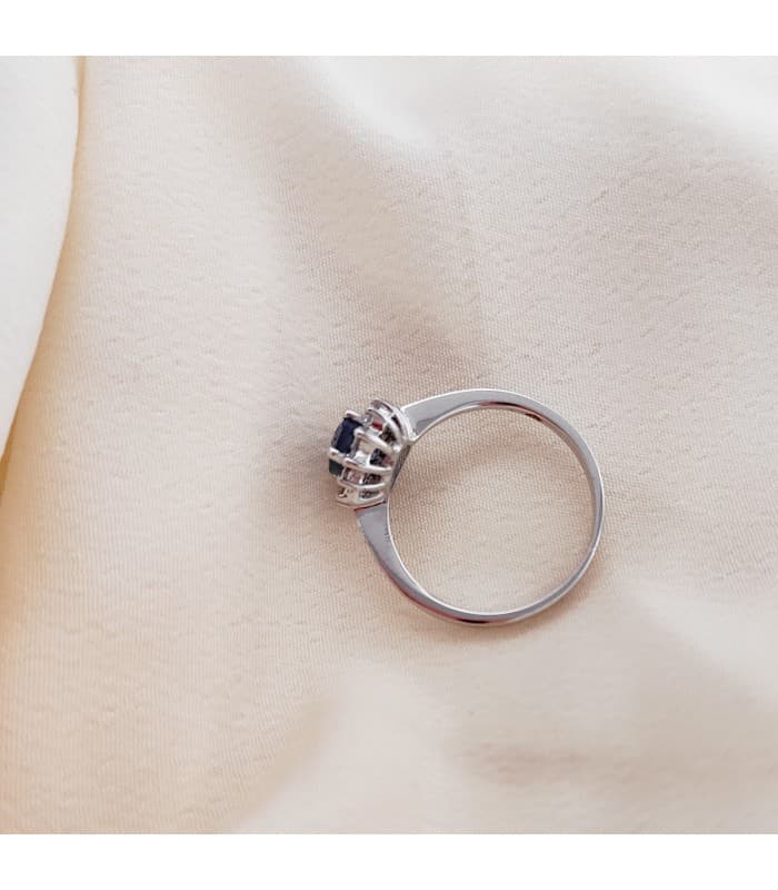 Anello da donna Sybil in oro bianco con zaffiro e diamanti. Gioielleria online Alda Joyeros.
