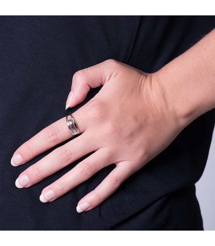Ring aus 750er Weiß-Gelbgold (9 Karat). Das Band hat eine Breite von ca. 7,5 mm.