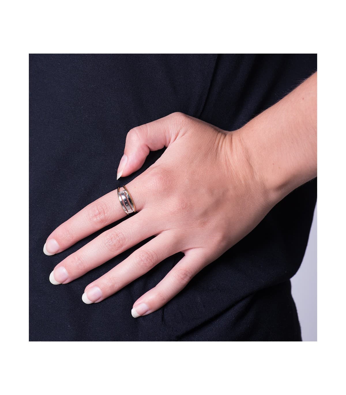 Ring aus 750er Weiß-Gelbgold (9 Karat). Das Band hat eine Breite von ca. 7,5 mm.