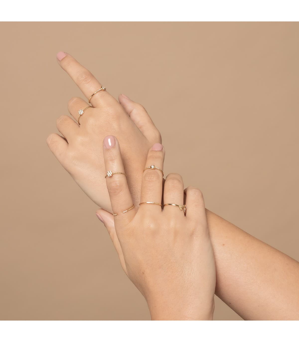 Anillo de mujer en oro amarillo con diamantes. Anillo abierto con diamantes. Comprar joyas online.