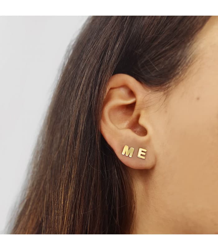 Pendientes de oreja iniciales de oro, letras M y E