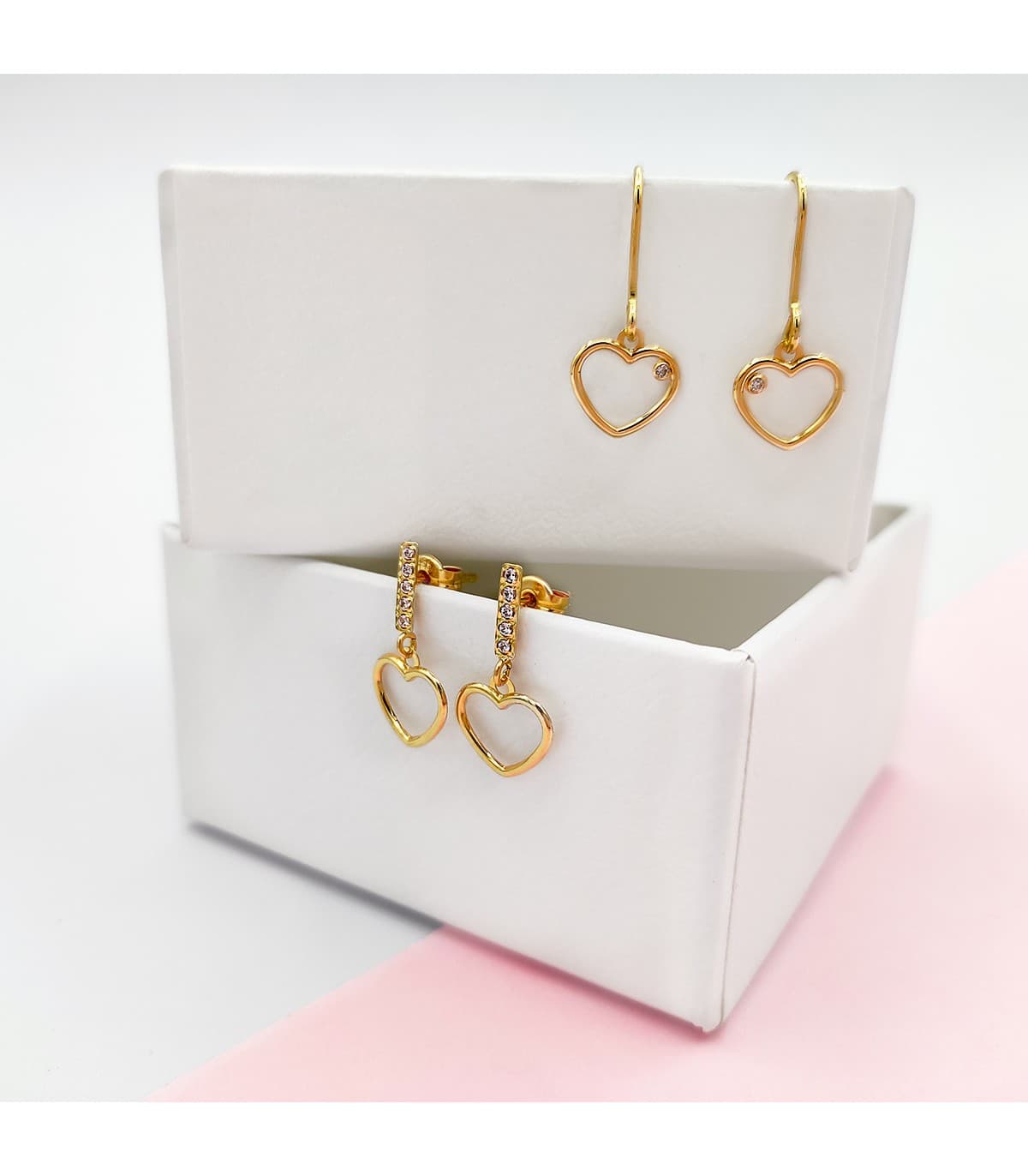 Orecchini pendenti in oro 18 kt, moderni e giovanile - Orecchini con ciondoli cuori da donna e ragazza.