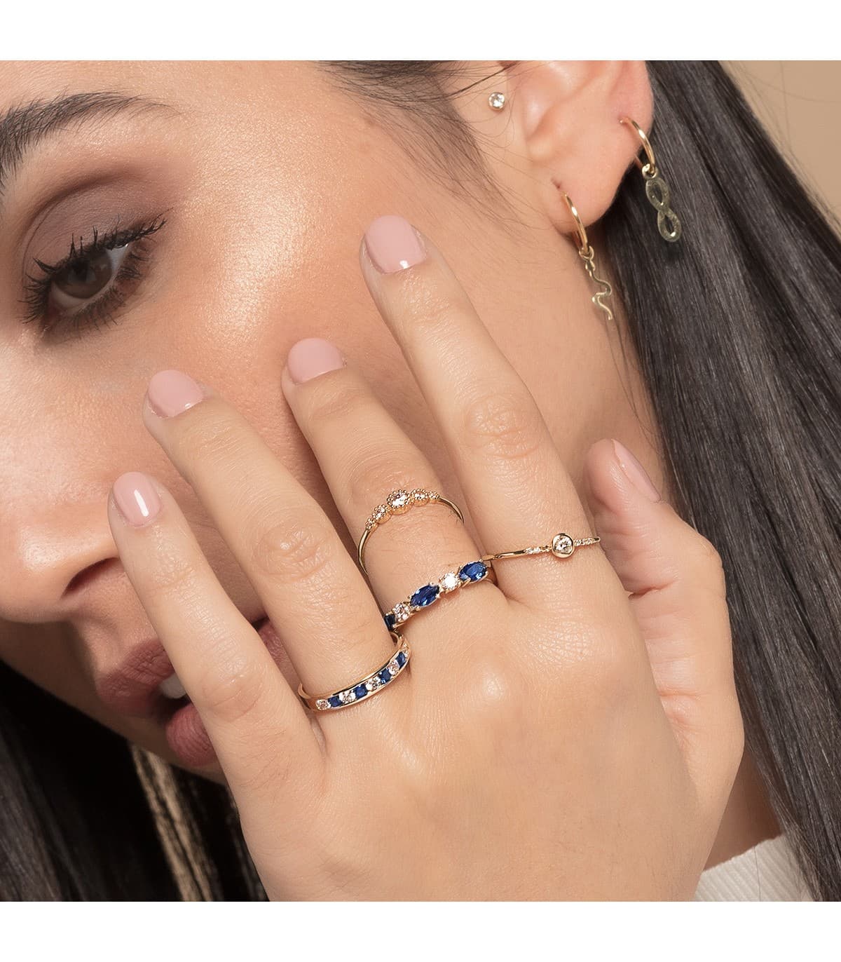 Memoire-Ring mit blauen Zirkonia in Marquis-Schliff und Krappenfassung.