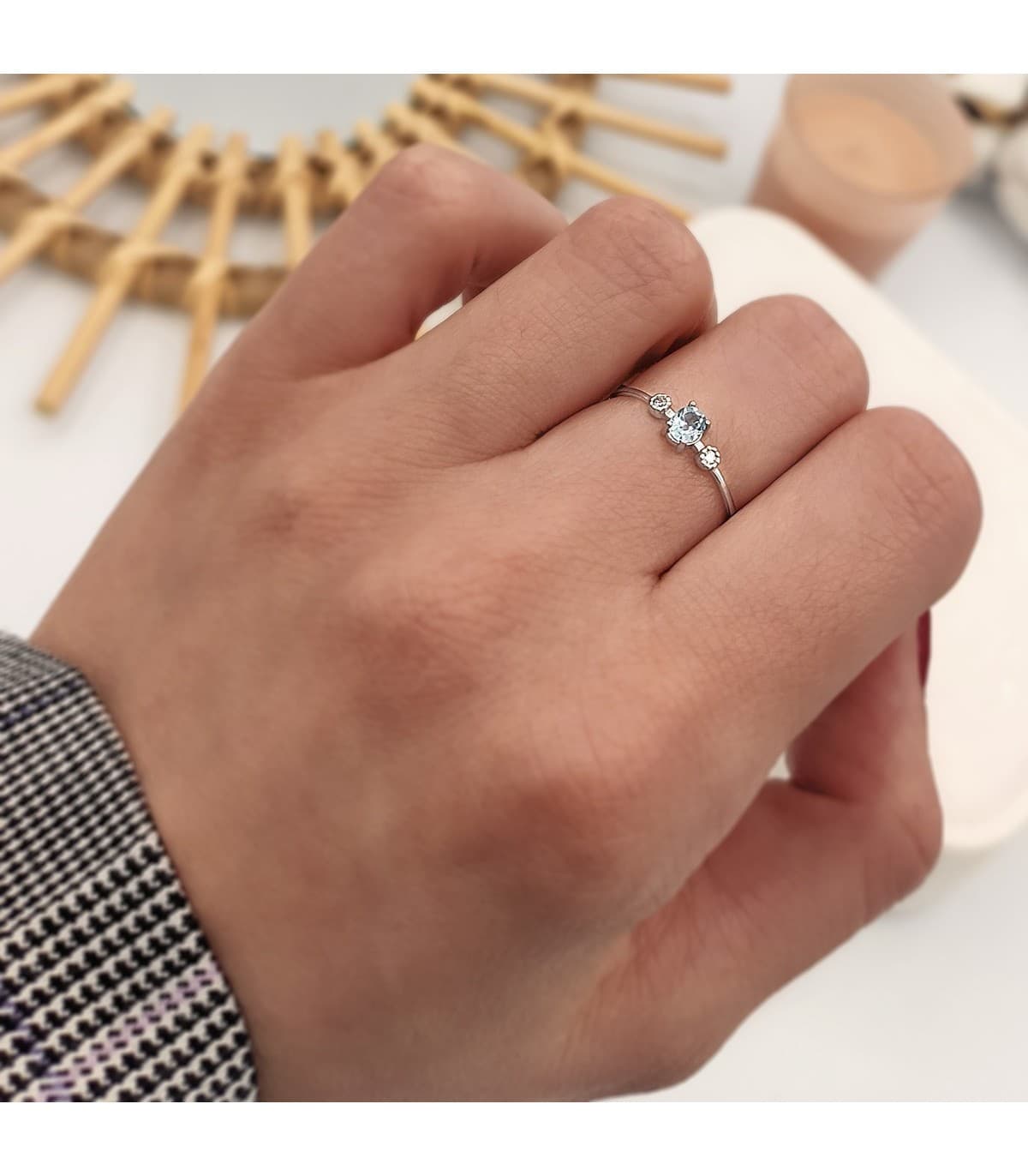Anello donna pietra azzurra. Anello solitario con diamanti. Pietra preziosa topazio blu.