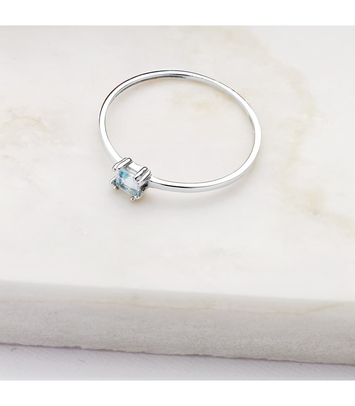 Anello con topazio azzurro quadrato princess, in oro bianco 18 kt - Gioielli da donna online