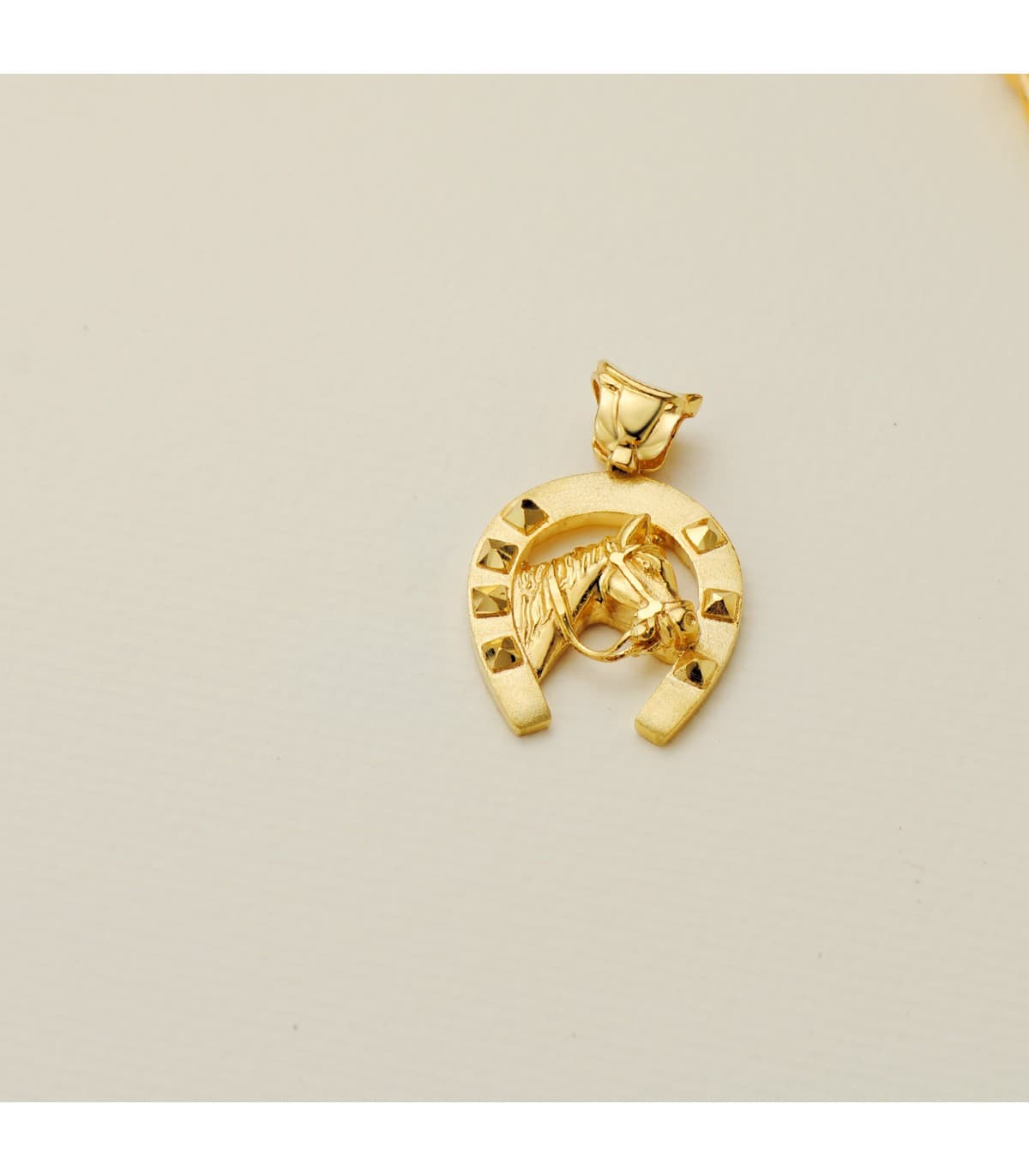 Colgante Herradura con Caballo Oro 18K 25 mm