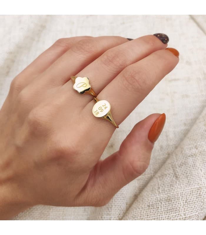 Anillo mujer con grabado inicial, oro 18 kilates.