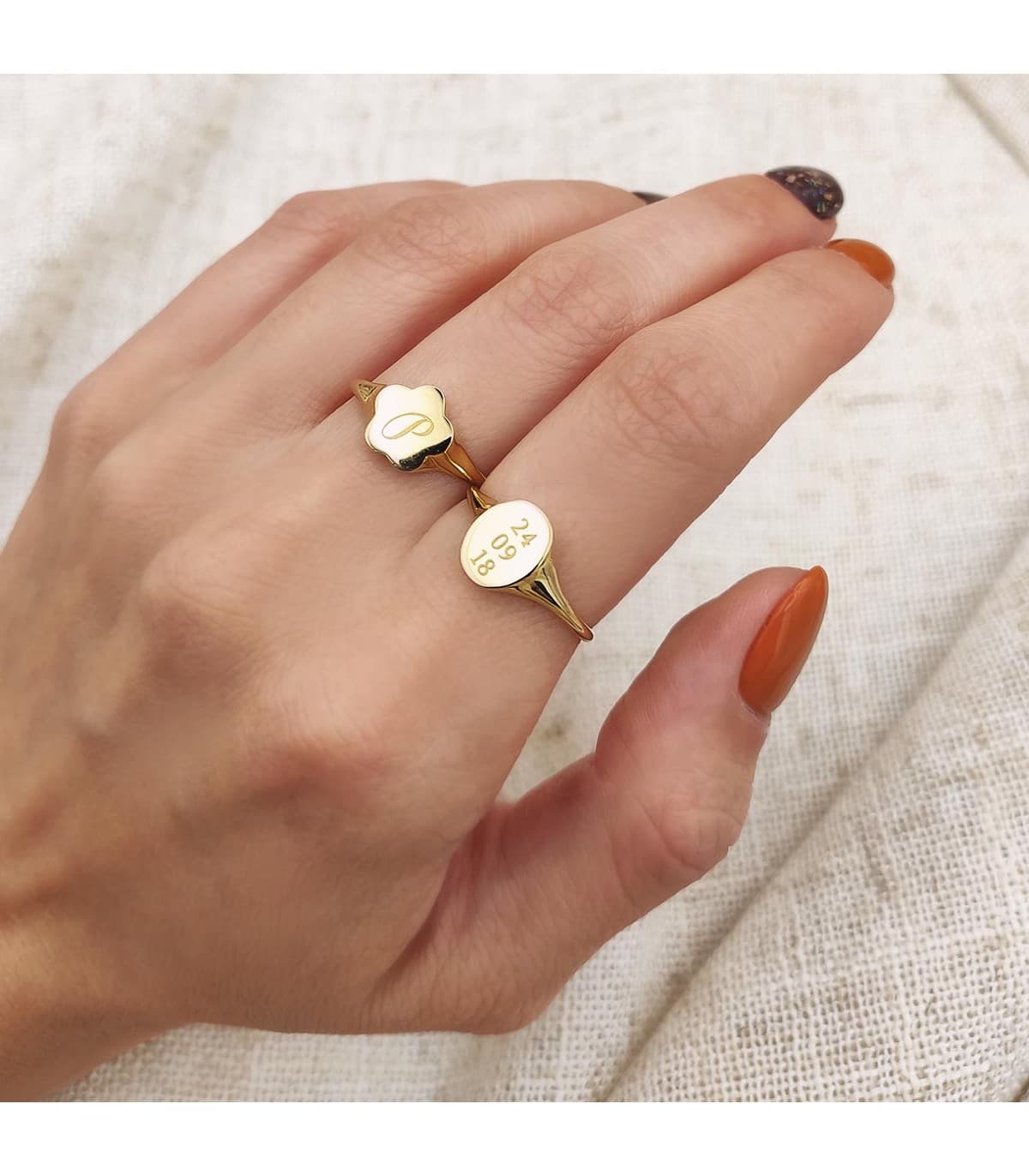 Anello oro forma fiore 750 ‰, Chevalier incisione iniziale per donna e ragazza.