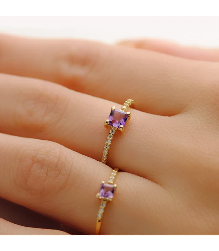 Anello solitario donna in oro giallo 18 carati. Anello gemma ametista. Anello con diamanti.