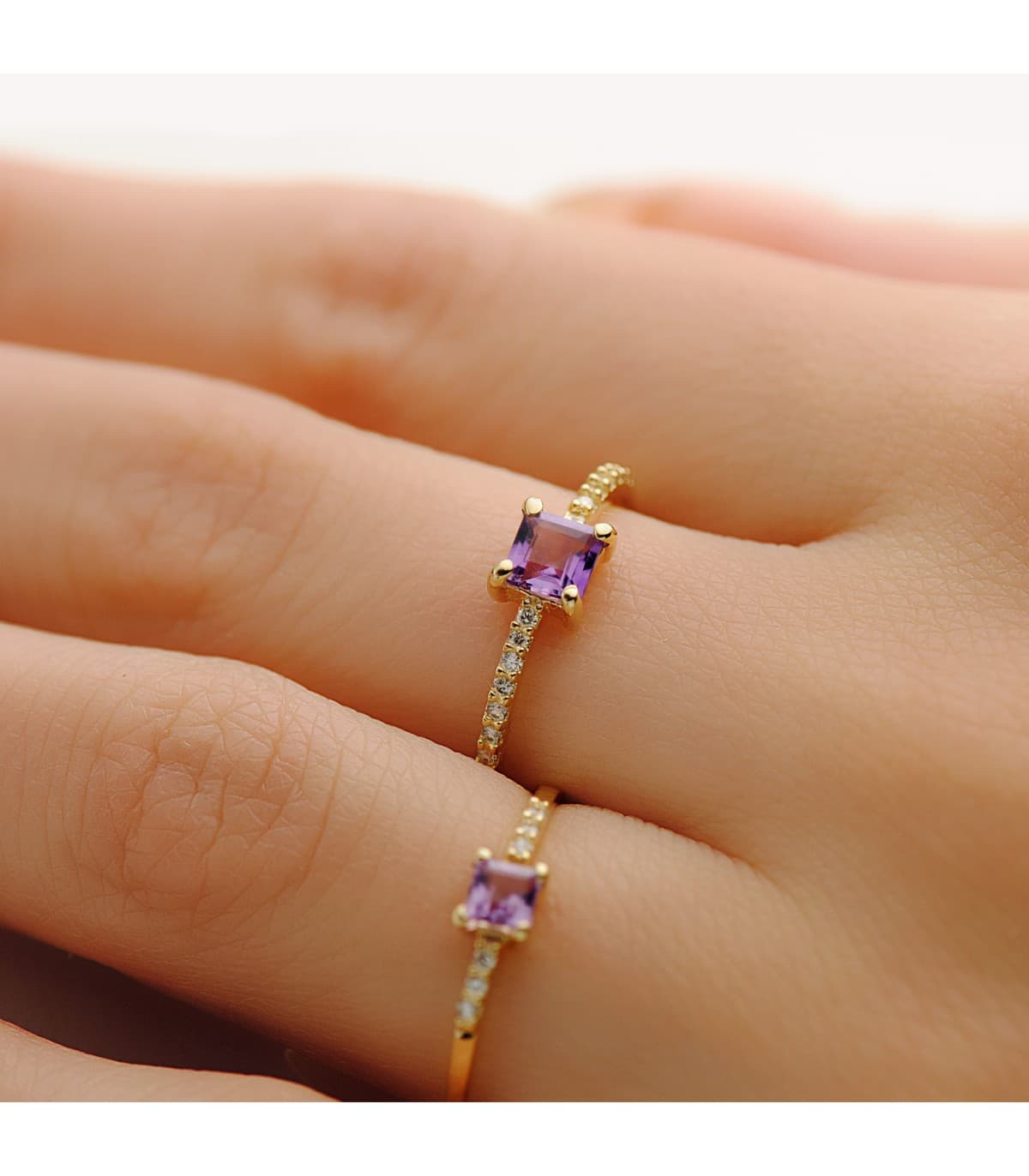 Anello solitario donna in oro giallo 18 carati. Anello gemma ametista. Anello con diamanti.