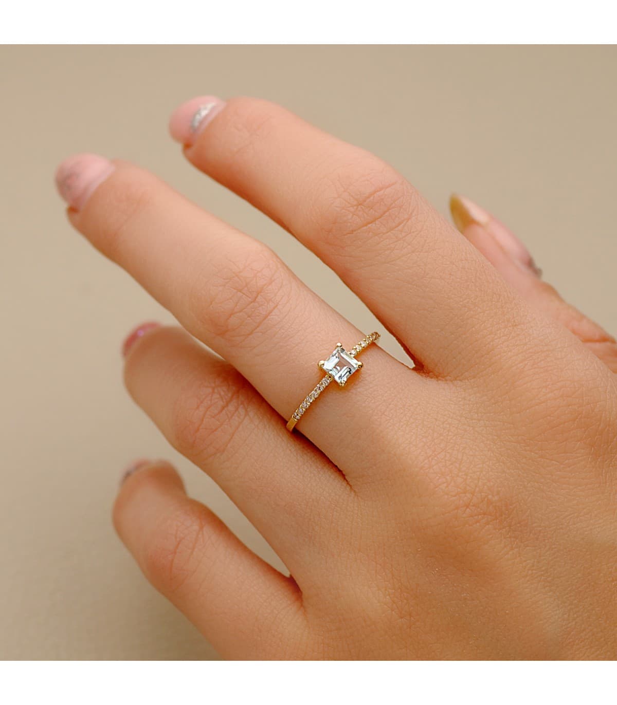Solitario de mujer. Anillo con piedra preciosa Aguamarina. Joyería online, Alda Joyeros.