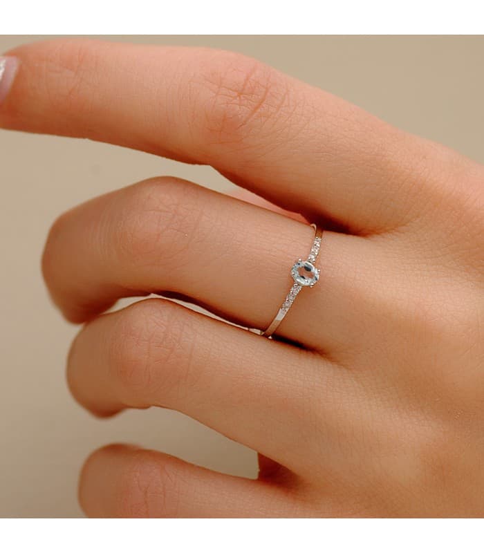 Anello da donna in oro bianco con gemma azzurra e diamanti. Gioielli online economici.