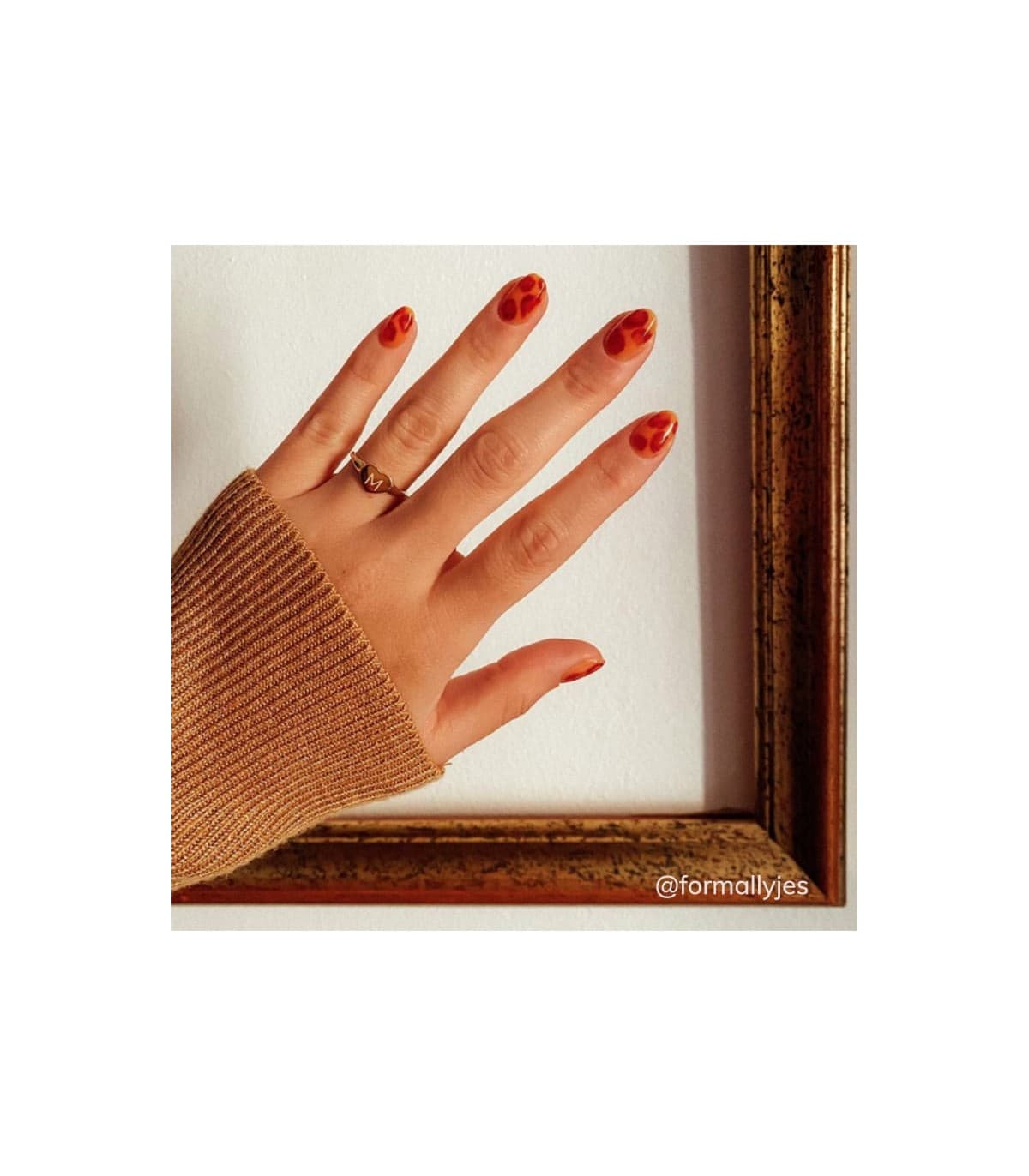 Anillo corazón de mujer con grabado inicial, oro 18 kilates.