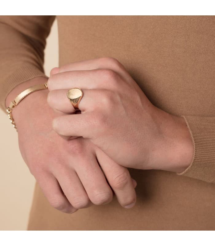 Anello da uomo con superficie piatta ovale da incidere iniziali, lettere, numeri.