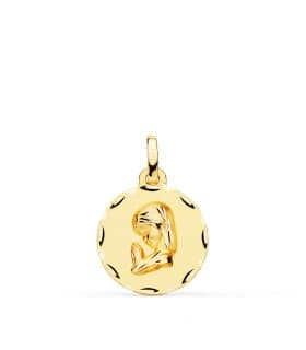 Alda Joyeros, joyería online. Medalla Virgen niña rezando 18K Tallada 16mm | colgante religioso para comunión.