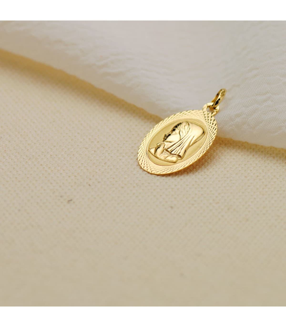 Medalla Oval Brillo y Mate Oro 18K Virgen Niña 18mm - colgante comunión, grabado personalizado