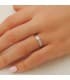 Alianza textura en oro blanco. Anillo de boda mujer. Joyería online, grabado incluido.