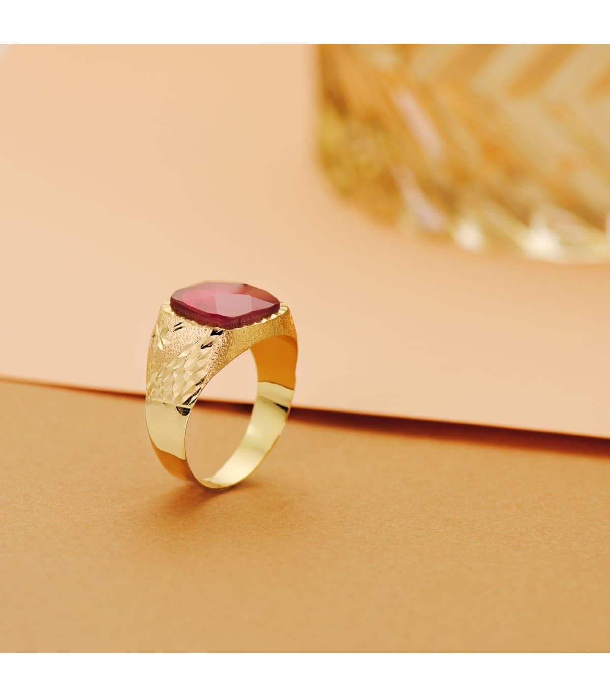 Sello de oro amarillo con piedra rubi