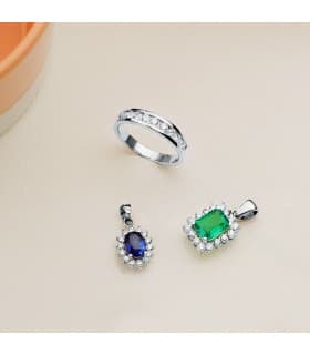 Conjunto de joyas en oro blanco. Colgantes de mujer y anillo con diamantes. Colgantes con piedra preciosa.