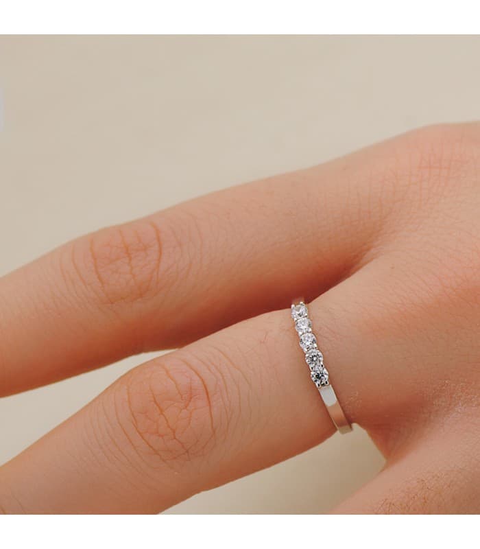 Anello Amira in oro bianco con diamanti. Anello di fidanzamento oro 18 carati. Gioielli online.