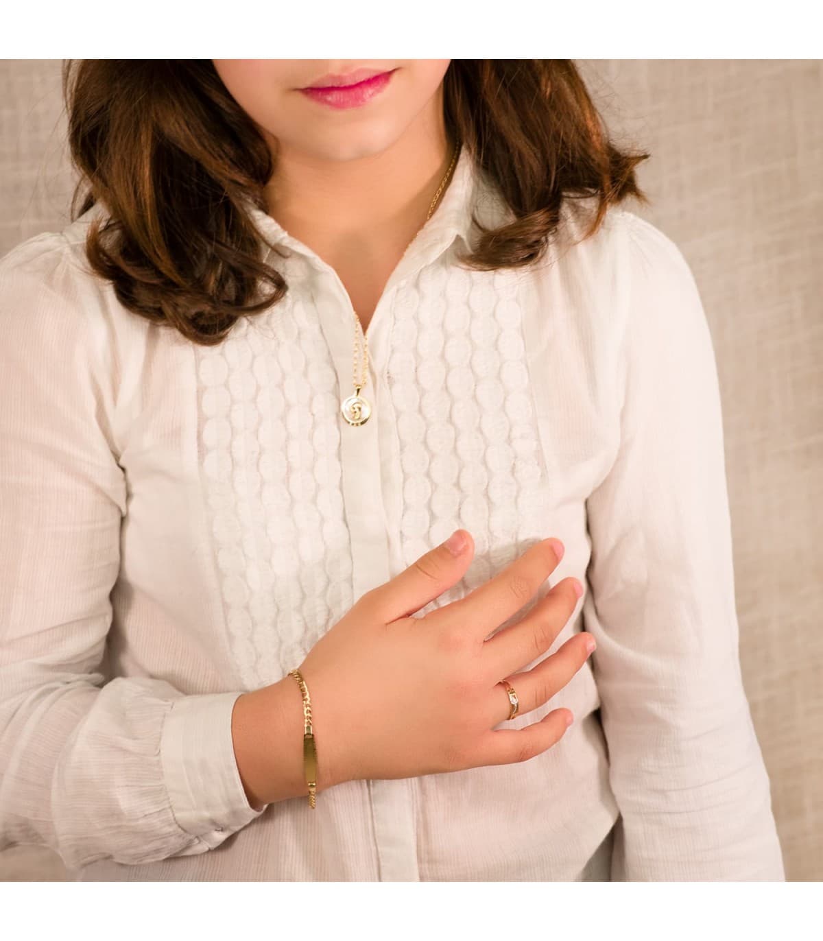 Medalla Comunión Oro 18K Virgen niña Nácar