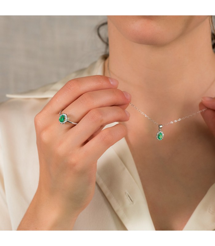 Ensemble collier et bague pour femme en or blanc con émeraude. Bijoux avec diamants.