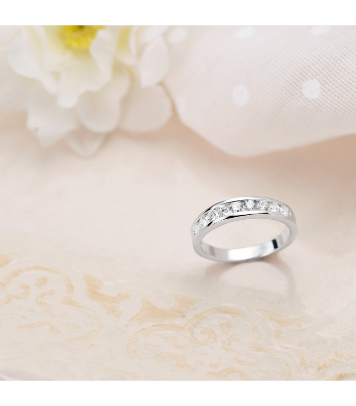 Alianza de boda en oro blanco 18 kilates. Anillo con diamantes. Joyería online.