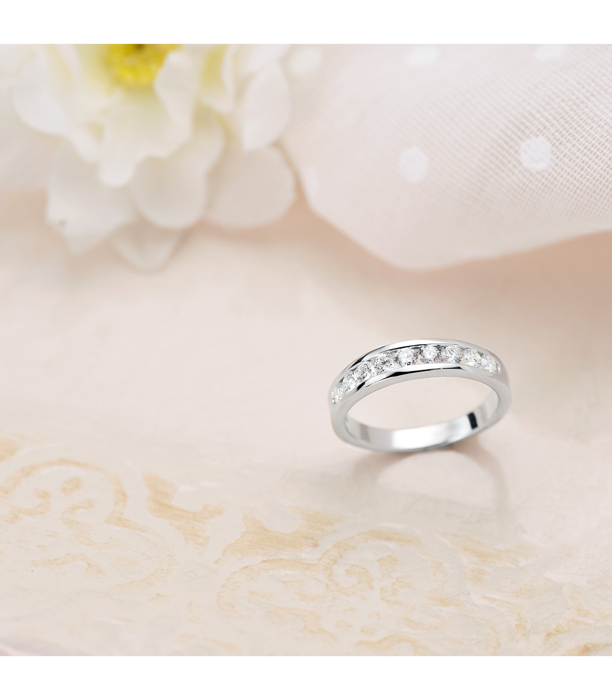 Anello di fidanzamento in oro bianco 18 carati. Fede nuziale con diamanti. Gioielli online.
