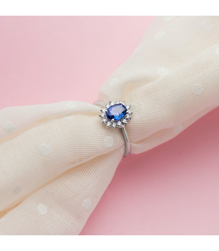 Bague en or blanc avec pierre bleue et diamants pour femme. Pierre saphir diffusion.