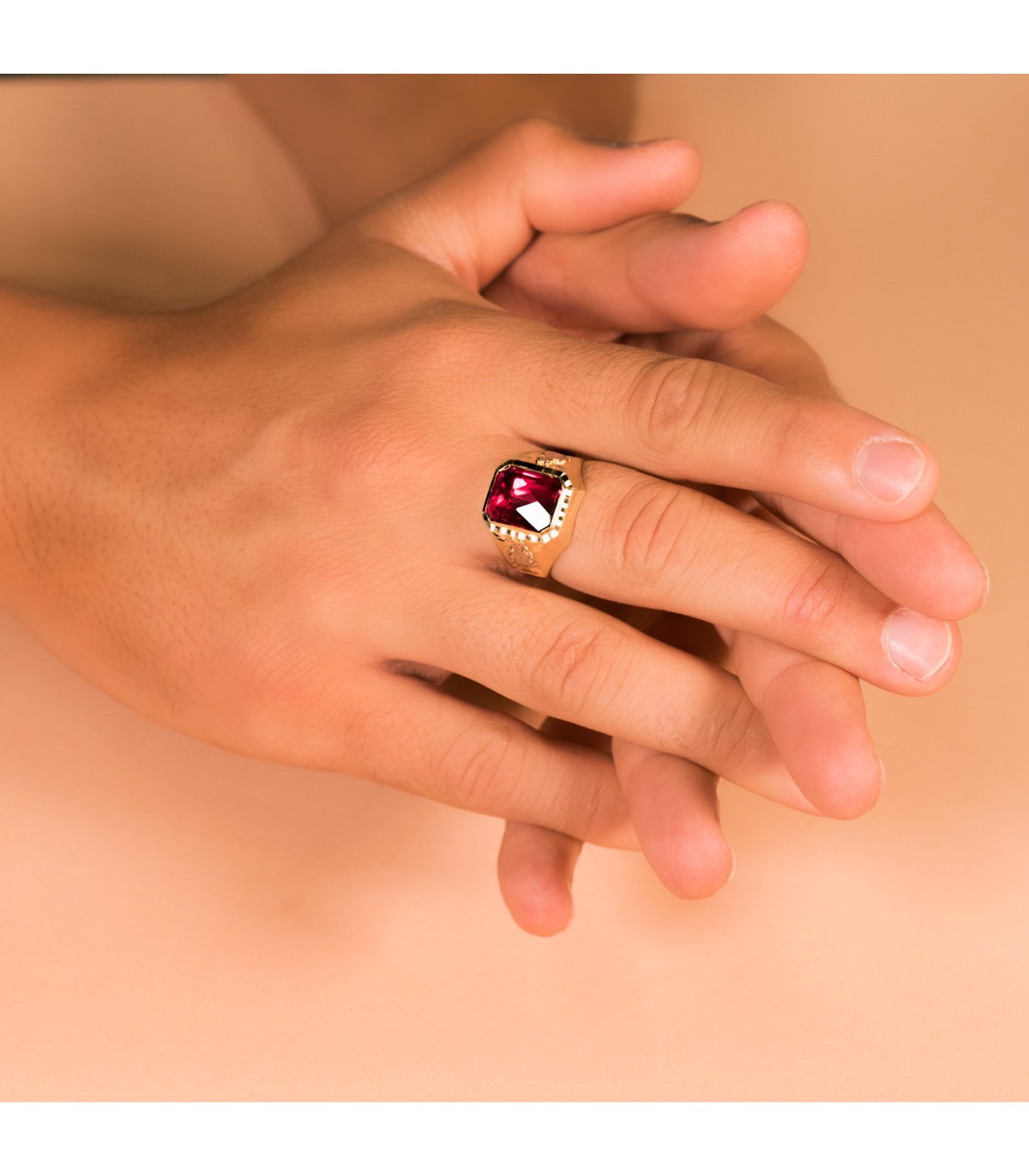 Sello para hombre de oro amarillo con piedra roja