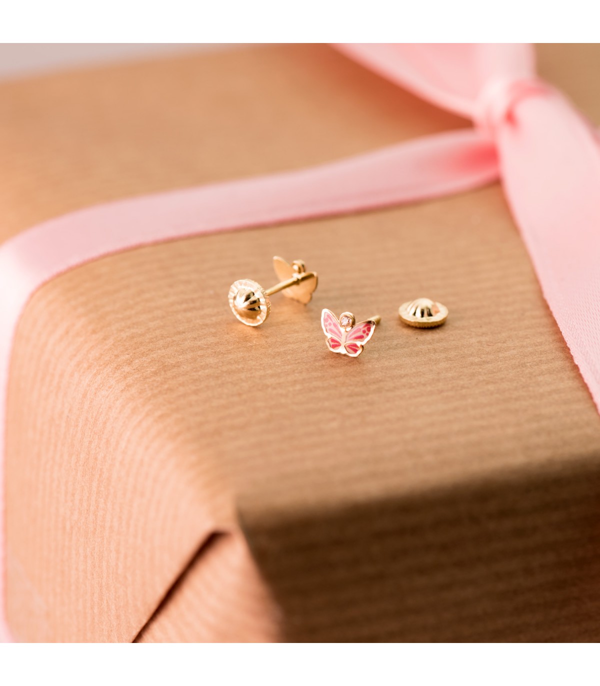 Pendientes bebé con mariposas y cierre de rosca, oro amarillo 18K