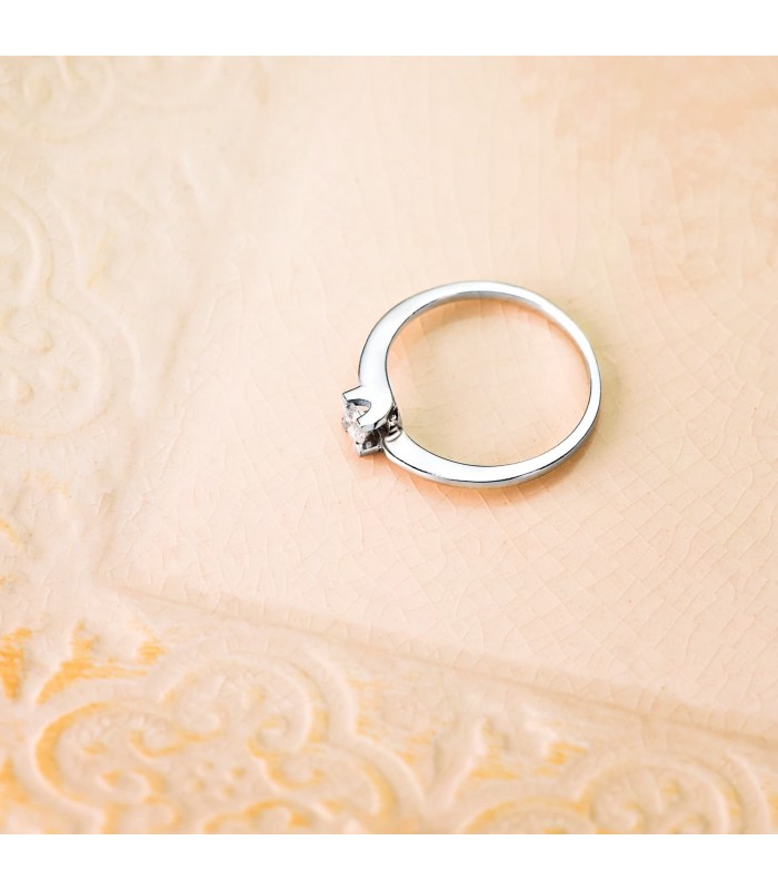 Anillo de compromiso Lorien oro blanco de primera ley 18 kilates. Joyería online, Alda Joyeros.