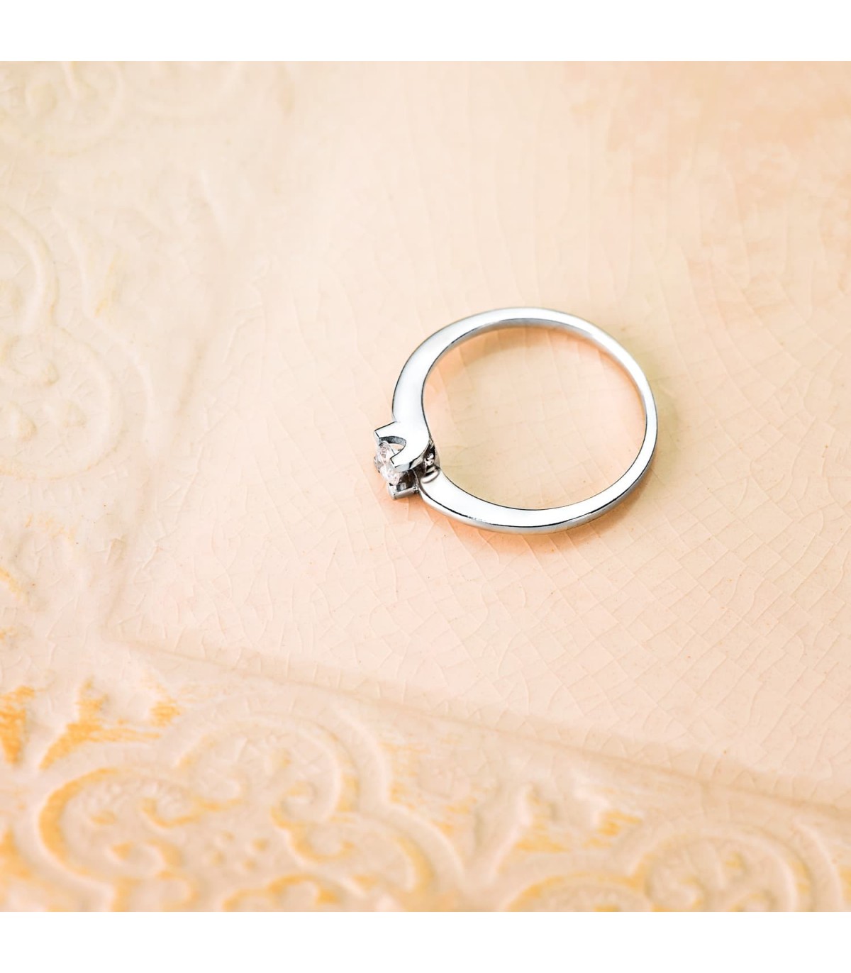 Bague solitaire or 18 carats. Bague de fiançailles Lorien or blanc. Bijoux en ligne.