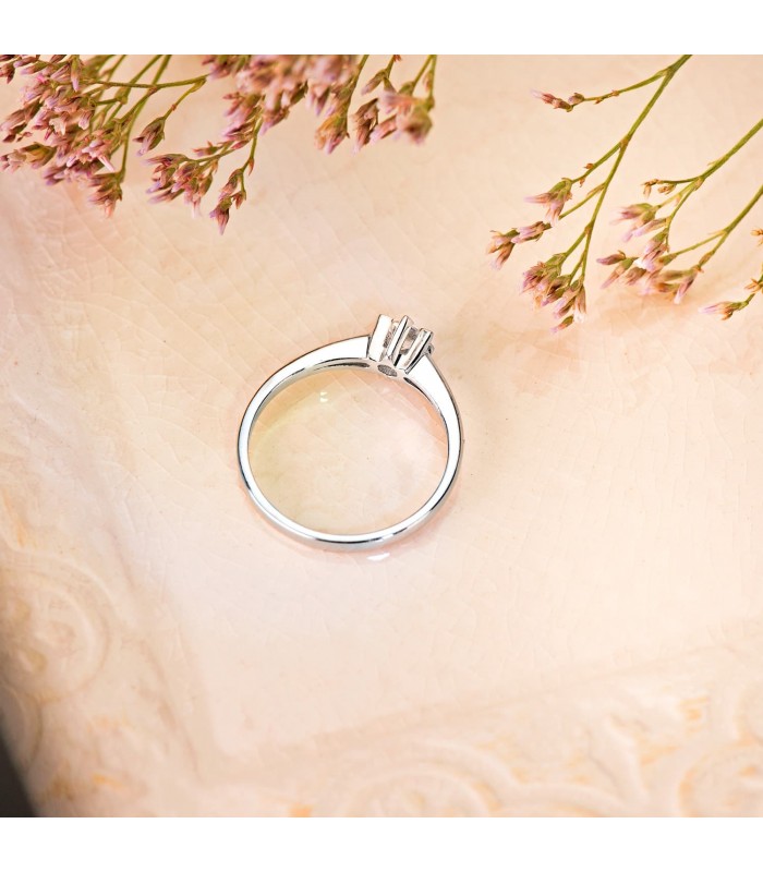 Bague diamant or blanc Amalfi. Solitaire femme pour mariage. Bijouterie en ligne.