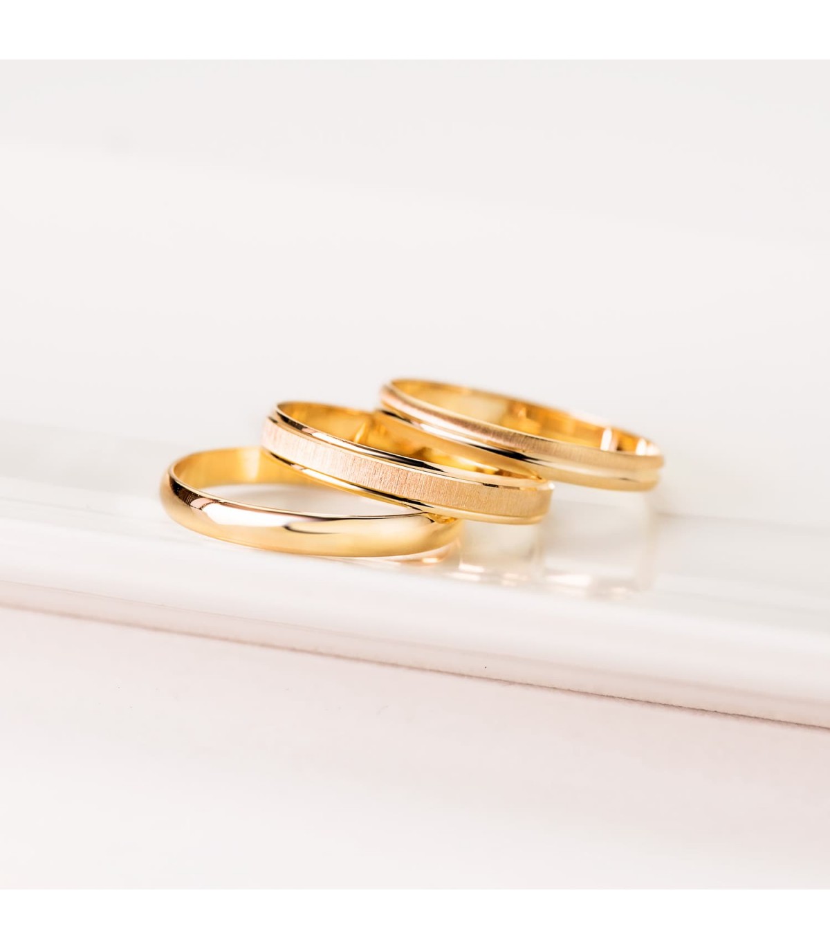 Fedi nuziale Clarissa in oro giallo 750 millesimi. Anello oro giallo 18K.