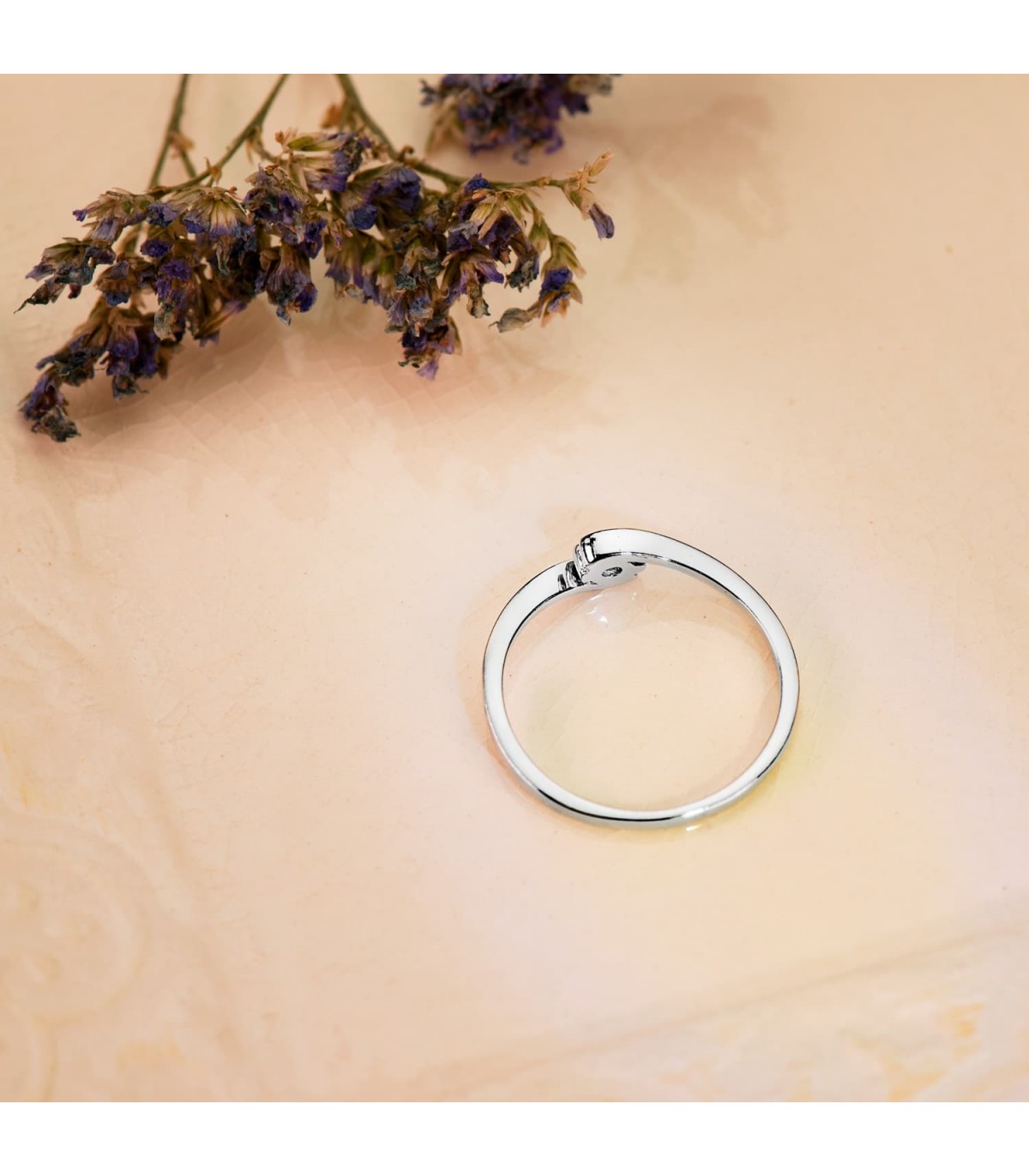 Anillo de compromiso oro blanco. Solitario Milanesse con diamantes 0.100 quilates.
