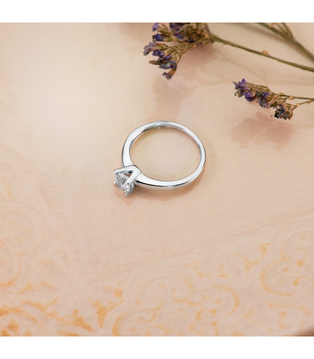 Bague de fiançailles pour femme modèle Parisee. Bague or blanc 750/1000.