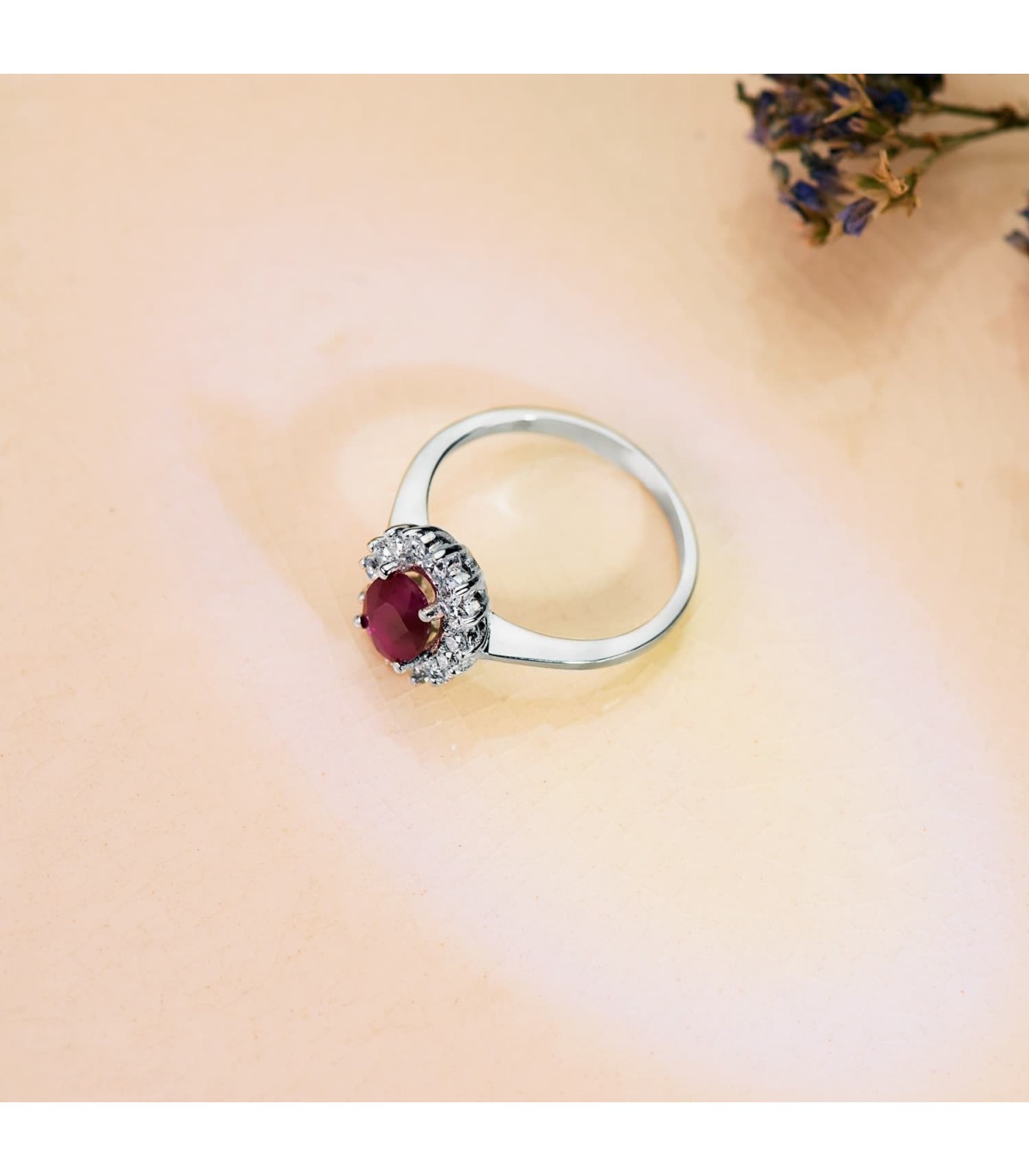 Bague Rubis et Diamants. Bague en or blanc 18 carats pour femme. Bijouterie en ligne.
