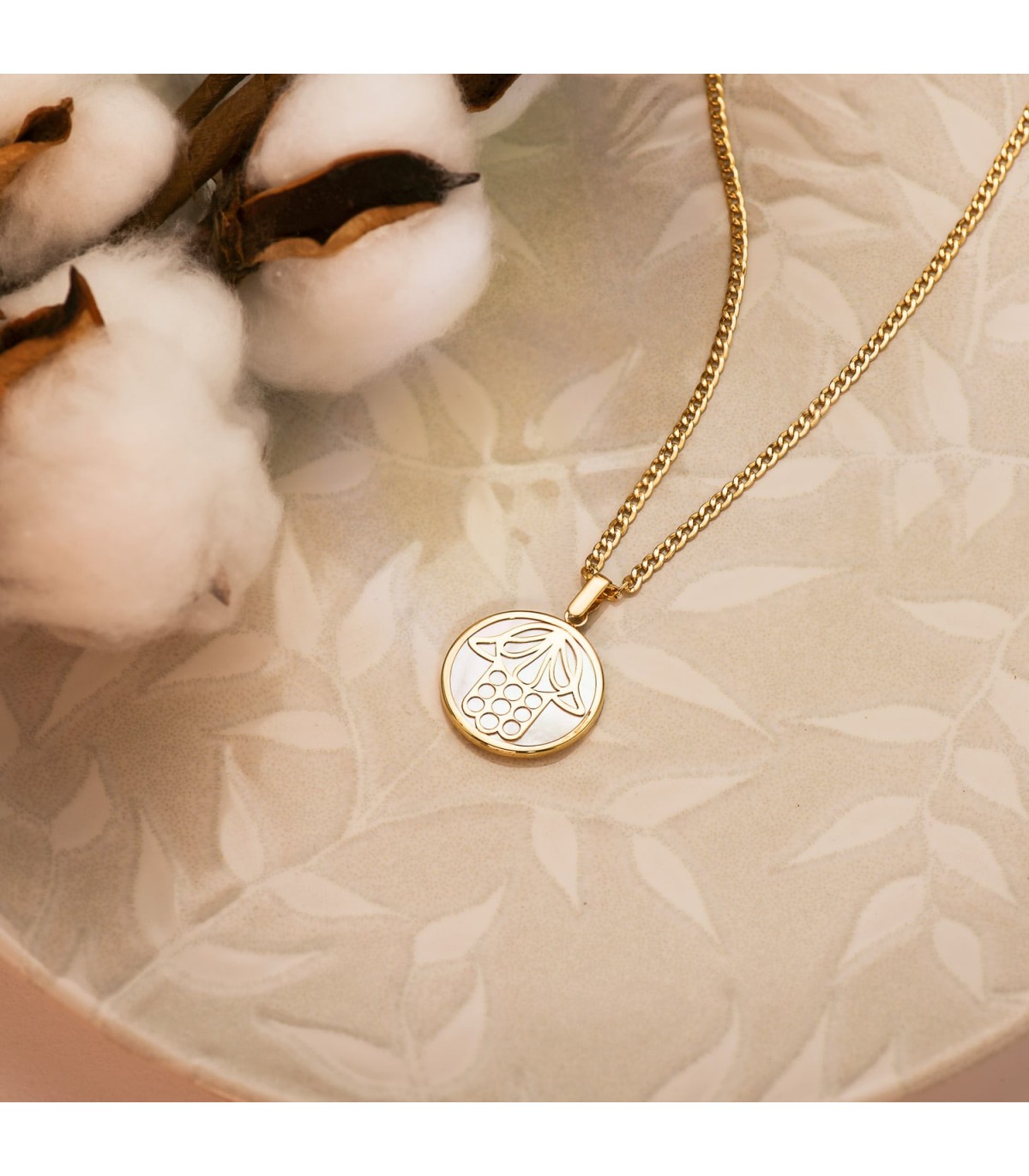 Fatimas Hand, Hamsa-Anhänger Kreis Ø 20 mm, 18K Gold, Perlmutt, glanz – Schutzsymbol