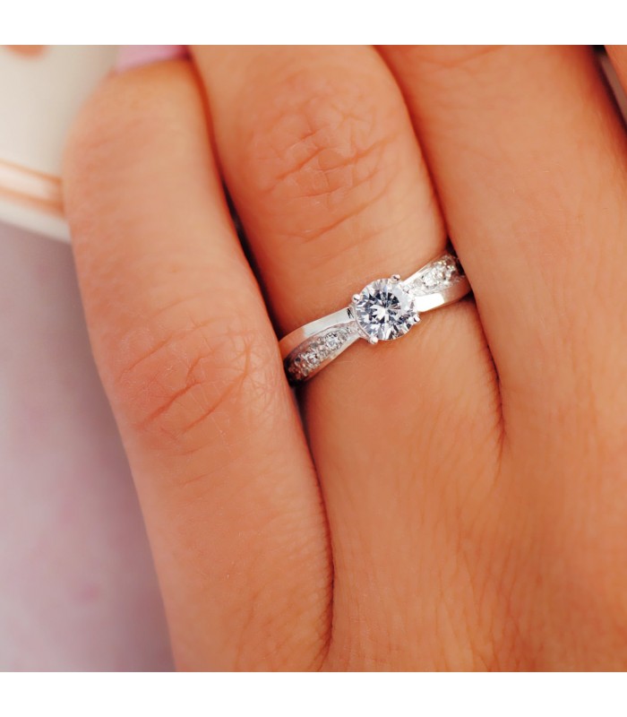 Anello di fidanzamento Vennetia Oro bianco 18Kt, solitario da donna con pave di zirconi