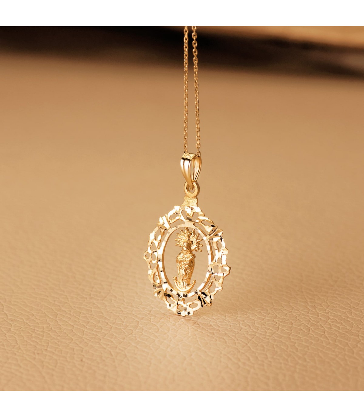 Medalla Virgen Almudena 18 Ktes 24mm