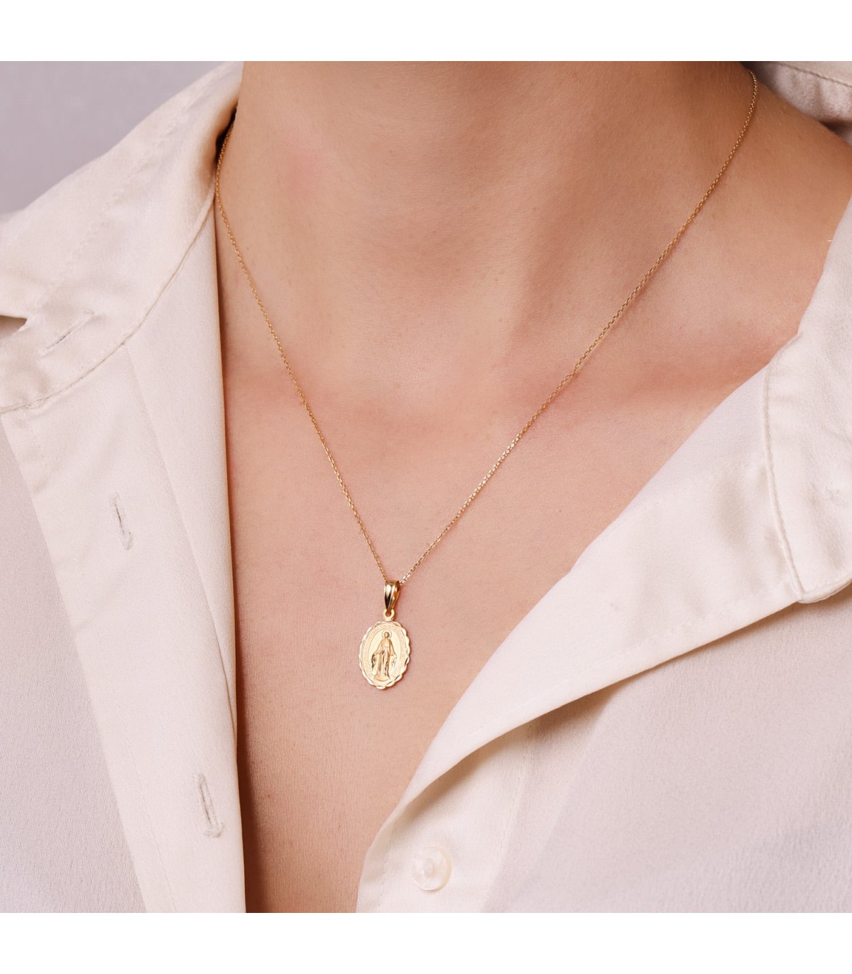 Medalla Virgen Milagrosa Oro 18 K 15 mm Tallada