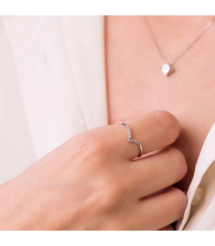 Anillo V de mujer en oro y diamantes. Conjunto anillo y collar en oro blanco.
