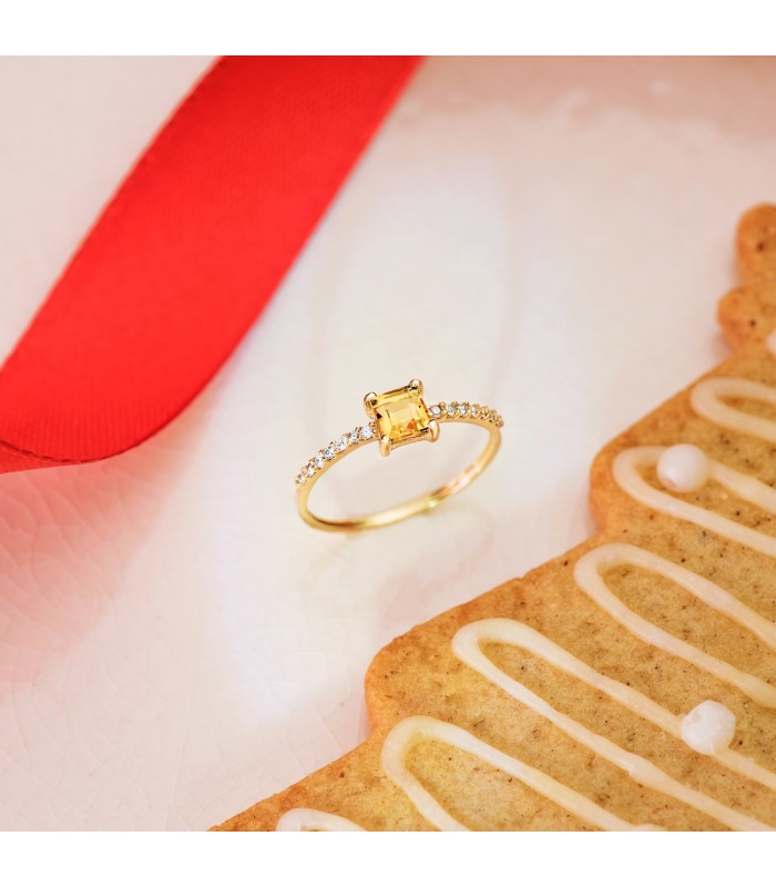 Anillo piedra naranja. Sortija de mujer con diamantes. Anillo de oro amarillo 18 kilates.
