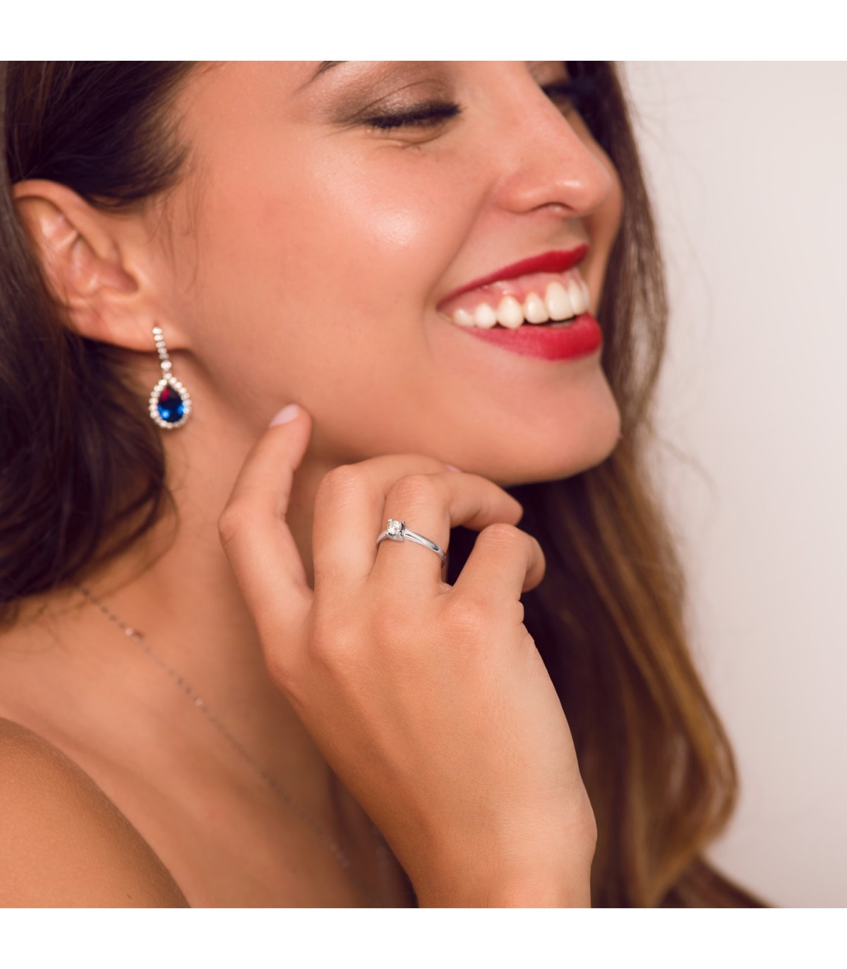 Solitario mujer pedida de mano. Modelo Parisee Diamantes alta joyería de oro.