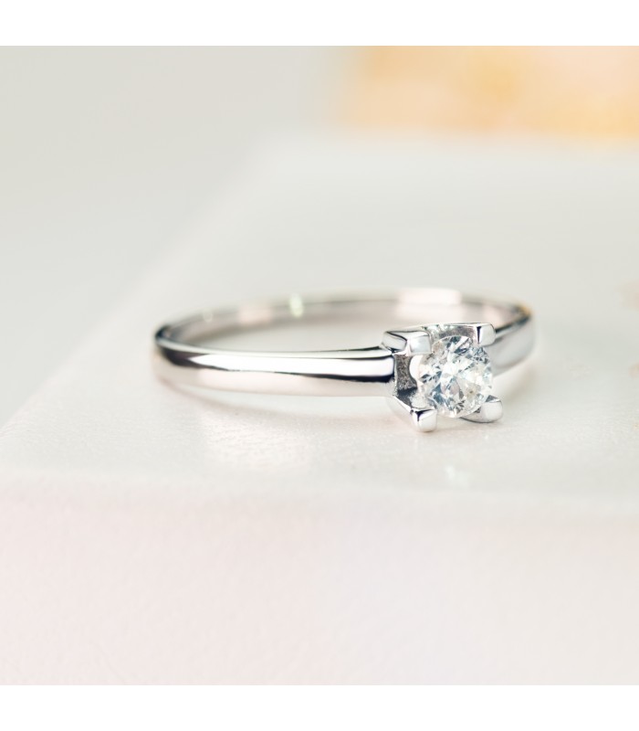 Anello con diamante solitario in oro bianco 18 carati. Gioielleria online.