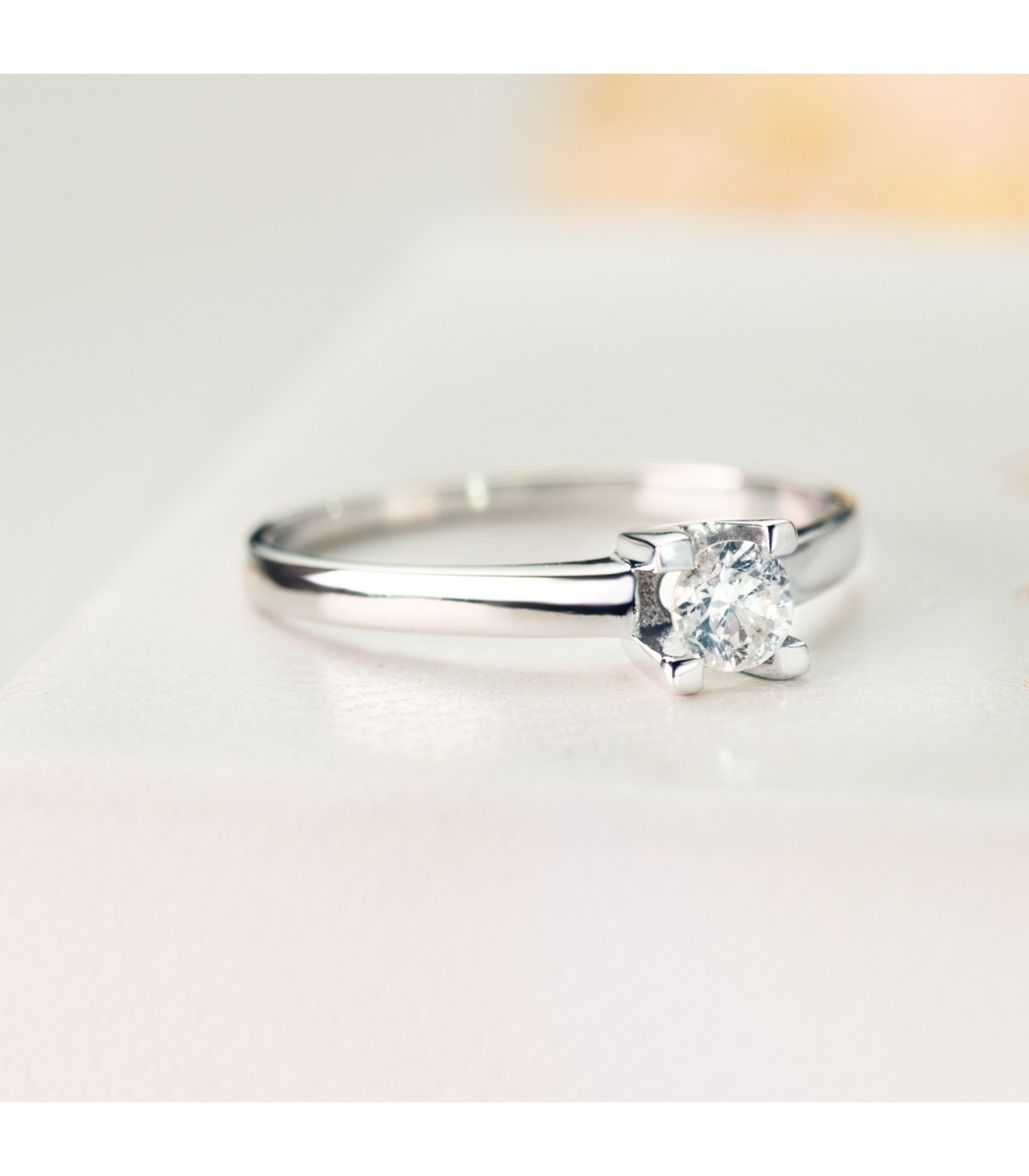 Anello con diamante solitario in oro bianco 18 carati. Gioielleria online.