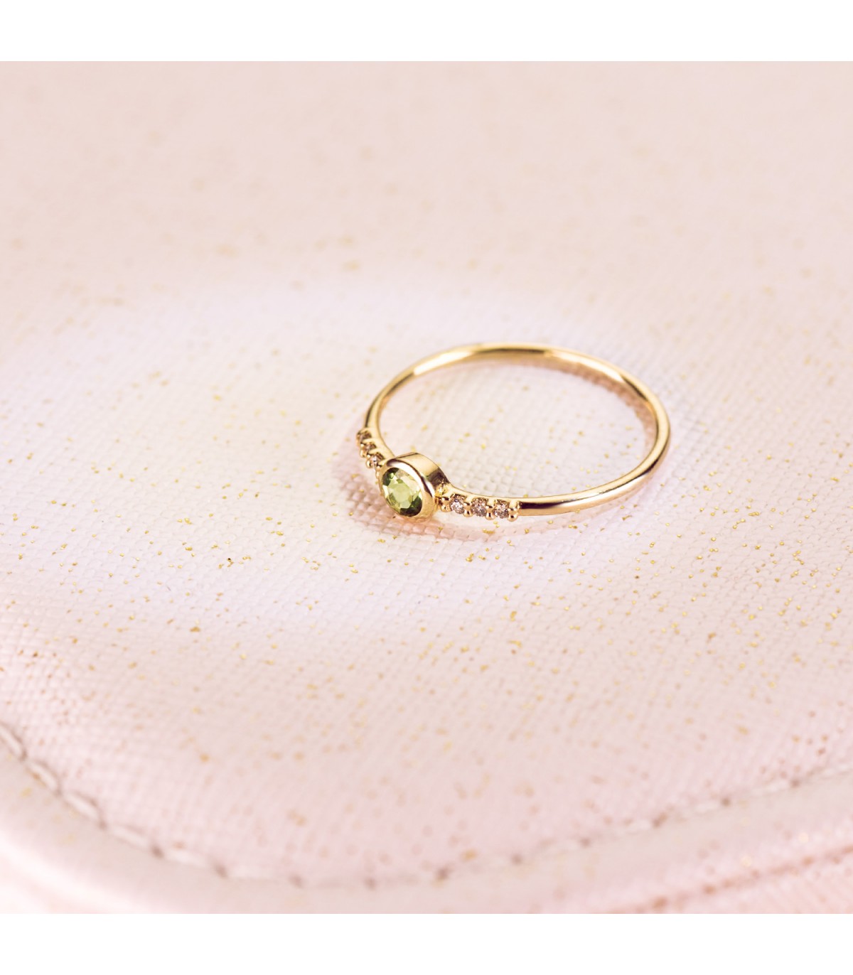 Sortija de mujer con piedra olivina. Anillos con piedra. Anillos con diamantes.