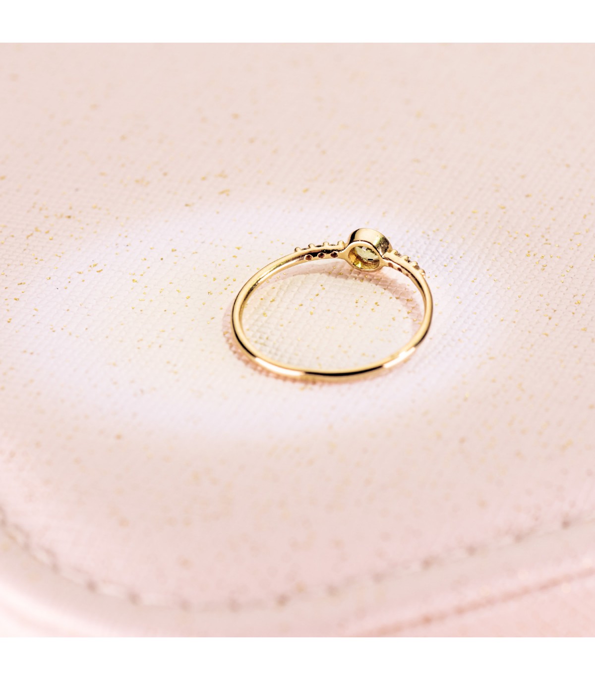 Anillo con diamantes y piedra preciosa. Anillo piedra verde. Modelo Hayworth.