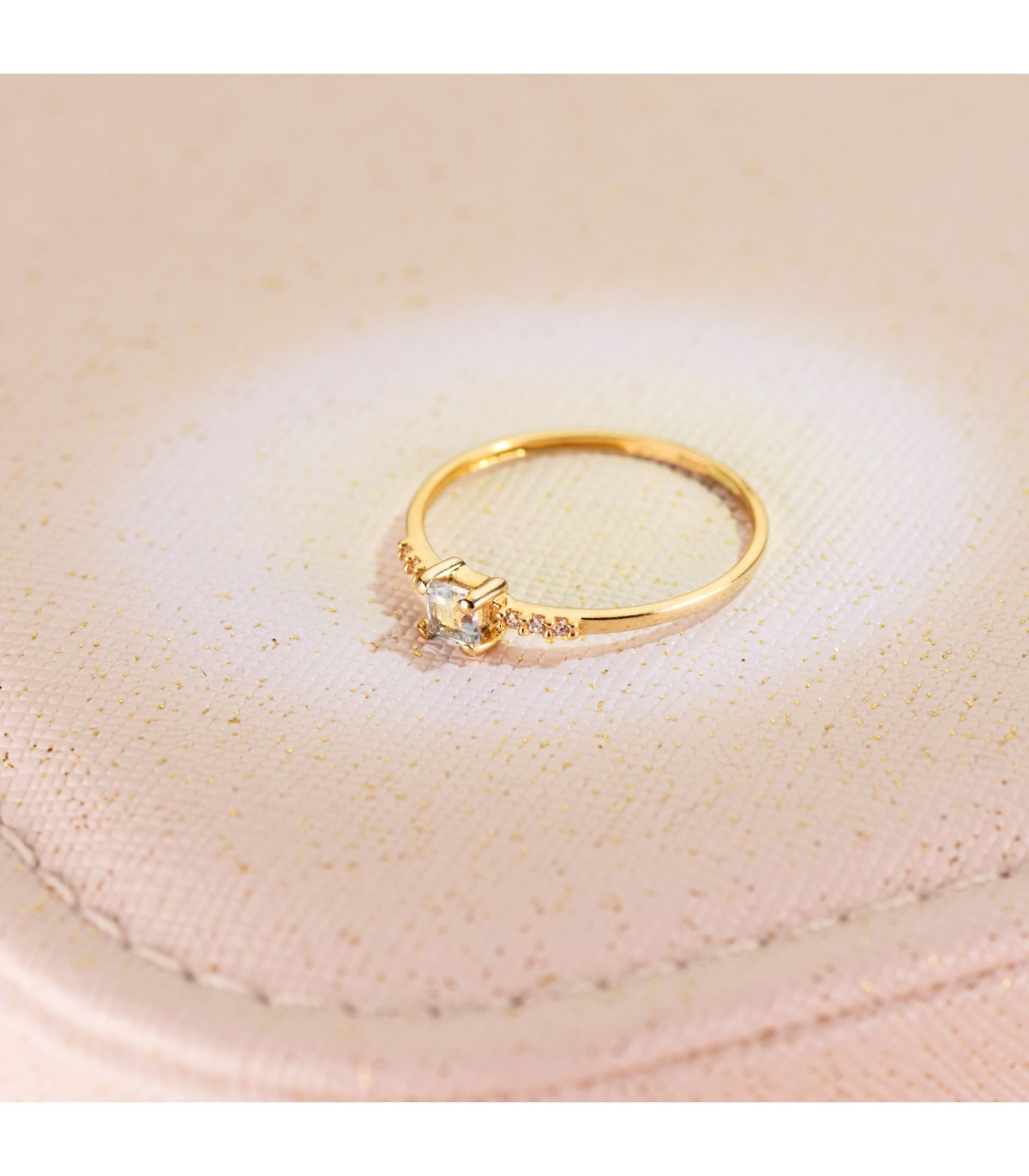 Solitaire femme avec pierre précieuse topaze. Bague avec diamants. Pierre Aigue-marine.